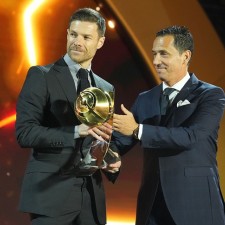 Glavni trener Bayer 04 Leverkusena Xabi Alonso osvojio je nagradu za najboljeg trenera